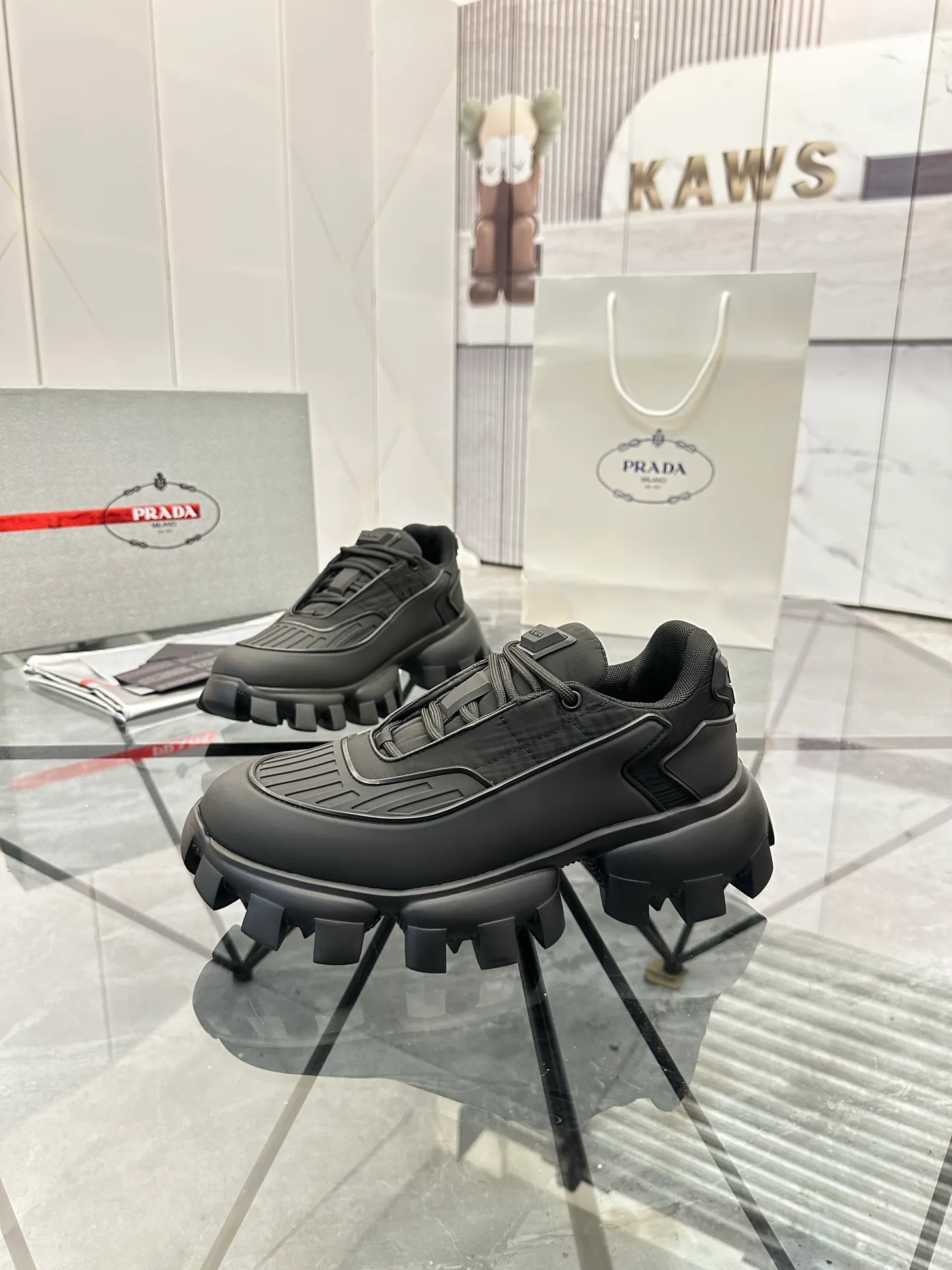 Men's shoes: 💰P540¥ High-end top quality Product trademark: Prada *"Prada*" low-top casual shoes Regular size: 38-45 (can be customized to 46) Product materials: imported breathable fly weave upper, professional glue-making process, breathable lining, cowhide foot pads, original ultra-light foam outsole. No.: 001